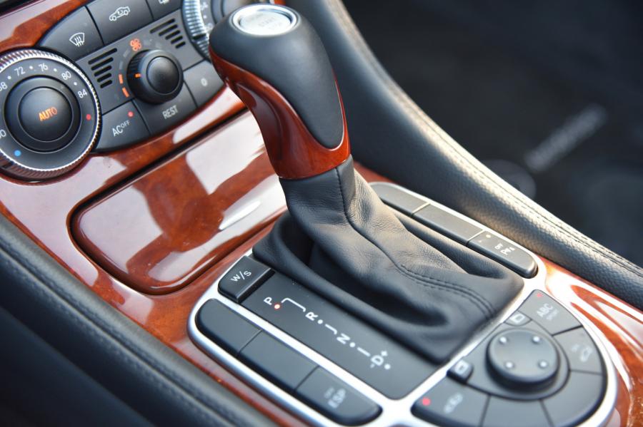 Детали интерьера Mercedes-Benz SL500 (R230) 2003 года  (фото 36 из 86)